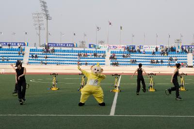 군산-김천 친선축구경기를 맞아 공연단들과 춤추고 있는 텔레토비 나나