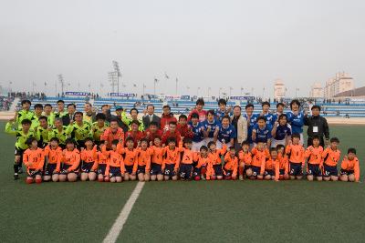 기념사진을 찍고 있는 시장님과 관련인사들과 축구선수들4