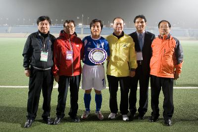 상패를 들고 기념사진을 찍고 있는 연예인축구선수와 관련인사들2