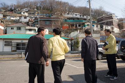 걸으며 말씀을 나누고 계신 시장님과 관계자들1