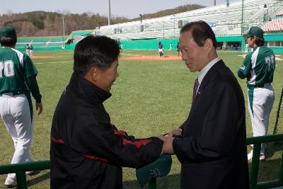 춘계대학야구 관계자 격려를 위해 찾으신 시장님이 악수를 나누고 있는 모습2