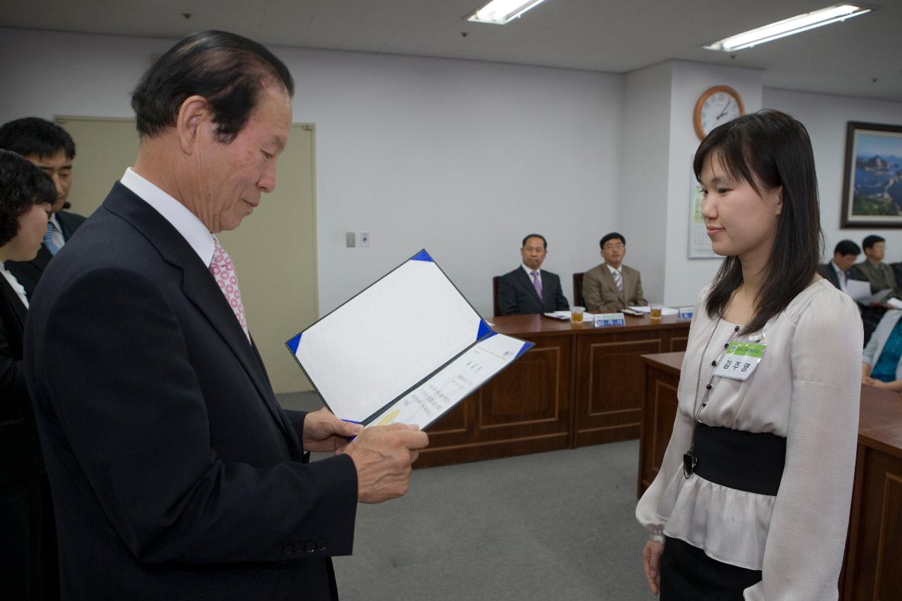 문해교육사 위촉 및 발대식에서 임원에게 표창장을 수여하고 계시는 시장님1