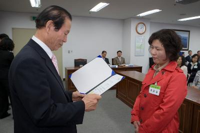 문해교육사 위촉 및 발대식에서 임원에게 표창장을 수여하고 계시는 시장님12