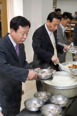 닭고기를 시식하기 위해 닭고기를 받아가는 사람들3