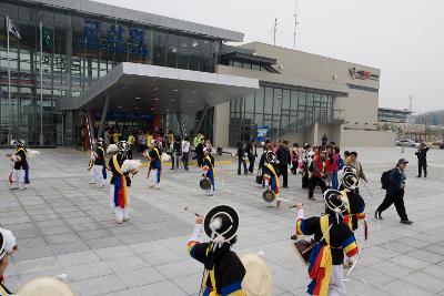 군산역 앞에서 풍물놀이공연을 하고 있는 모습1