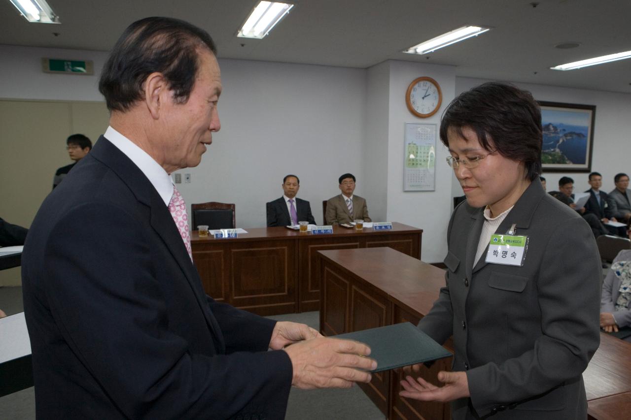 문해교육사 위촉 및 발대식에서 임원에게 표창장을 수여하고 계시는 시장님5