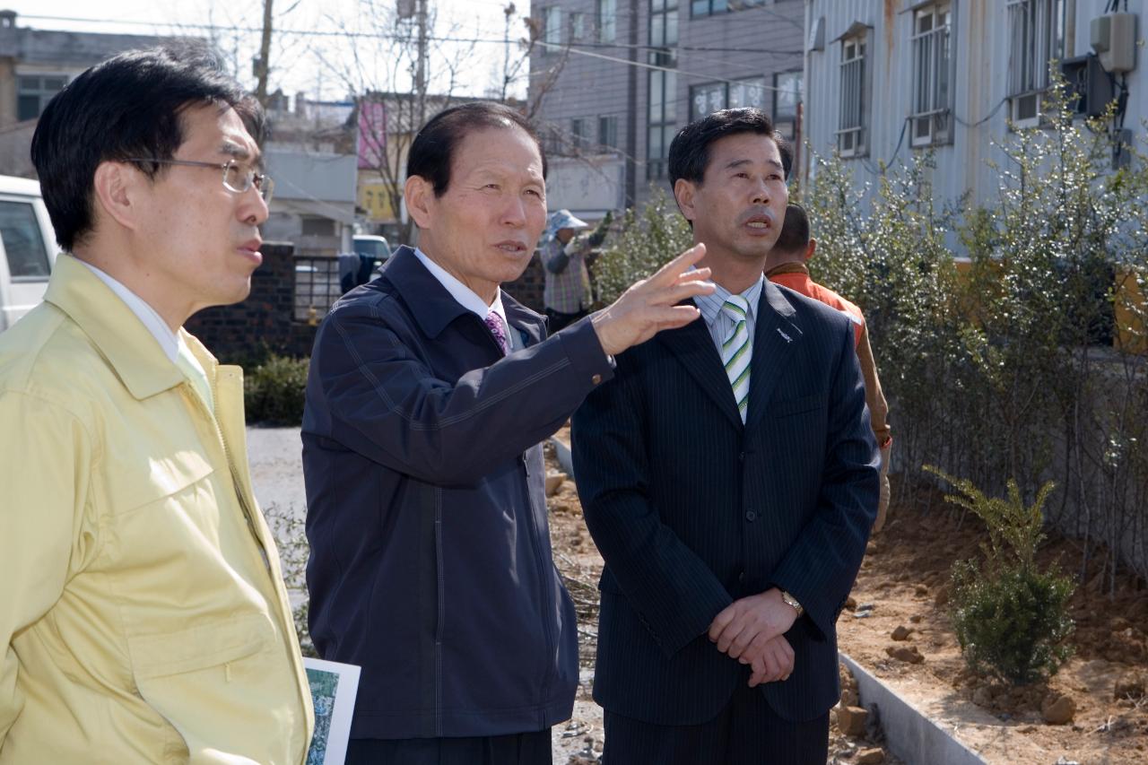 진포테마 해상공원을 돌아보며 현지점검을 하고 계신 시장님과 관련인사들5