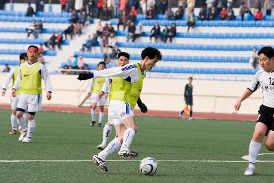 군산-김천 친선축구경기에서 공을 몰고 가고 있는 선수들