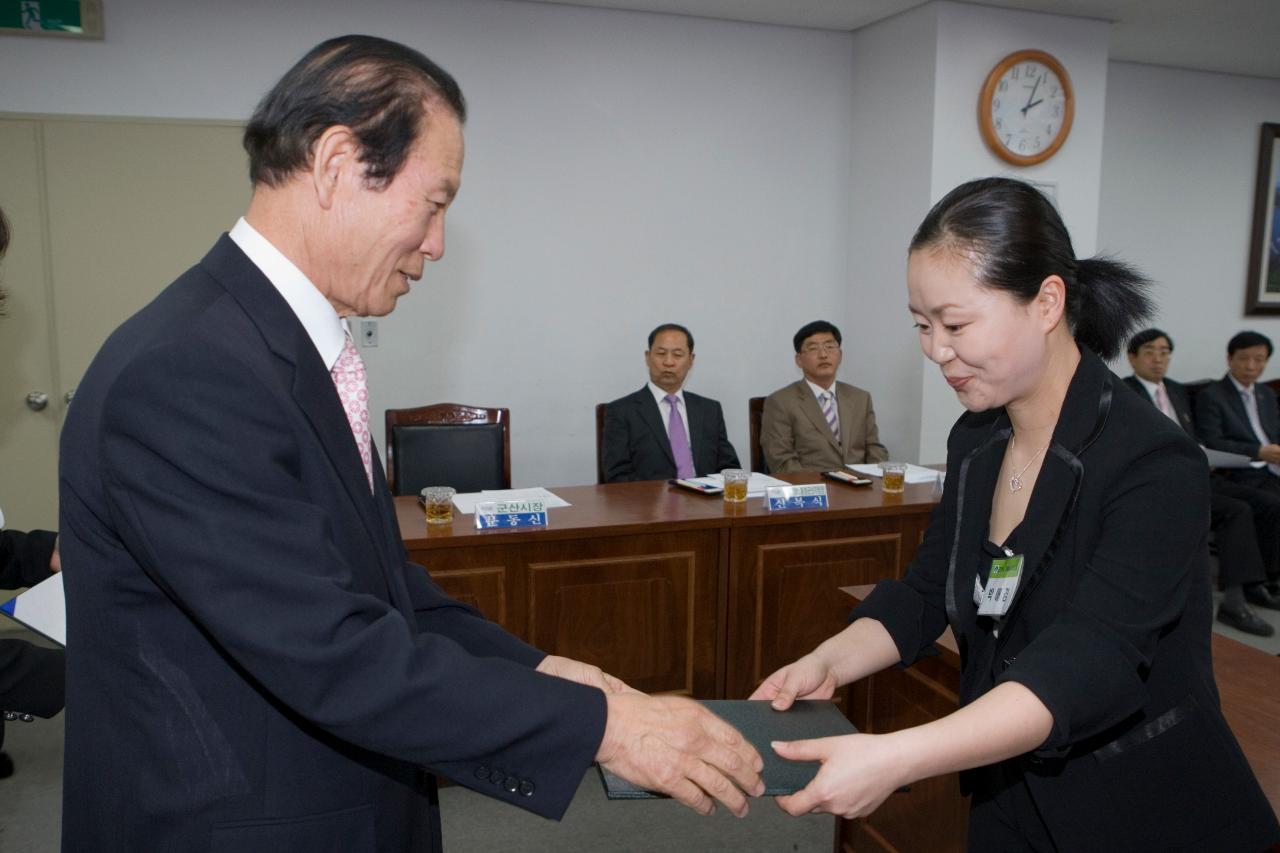 문해교육사 위촉 및 발대식에서 임원에게 표창장을 수여하고 계시는 시장님2