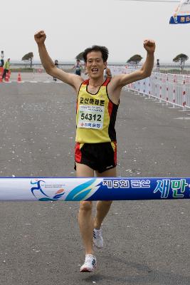 결승선에 도착하고 있는 참가자