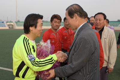 축구선수와 악수를 나누고 있는 시장님1