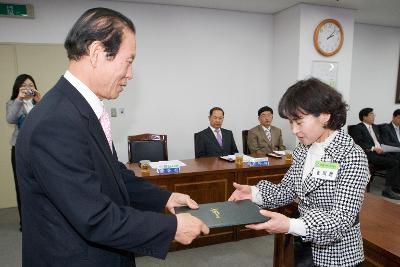 문해교육사 위촉 및 발대식에서 임원에게 표창장을 수여하고 계시는 시장님6