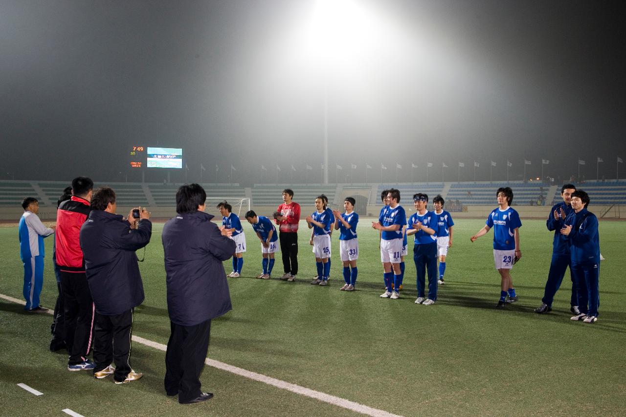 끝나고 인사를 하고 있는 연예인 축구단과 관련인사들