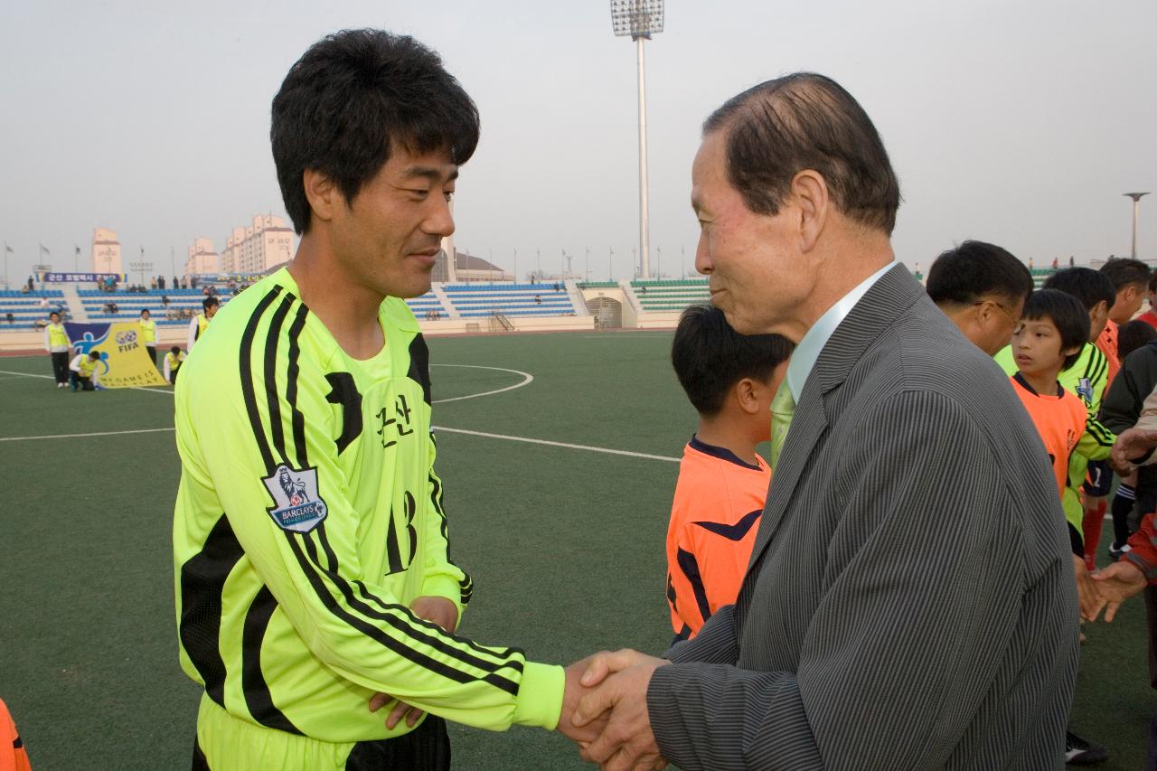 축구선수와 악수를 나누고 있는 시장님2