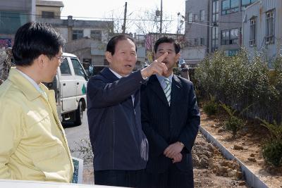 진포테마 해상공원을 돌아보며 현지점검을 하고 계신 시장님과 관련인사들4