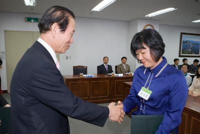 문해교육사 위촉 및 발대식에서 임원에게 표창장을 수여하고 계시는 시장님11