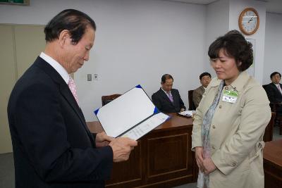 문해교육사 위촉 및 발대식에서 임원에게 표창장을 수여하고 계시는 시장님5