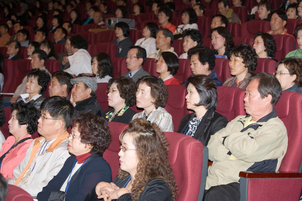 자리에 앉아 경청하고 계시는 신임이통장들