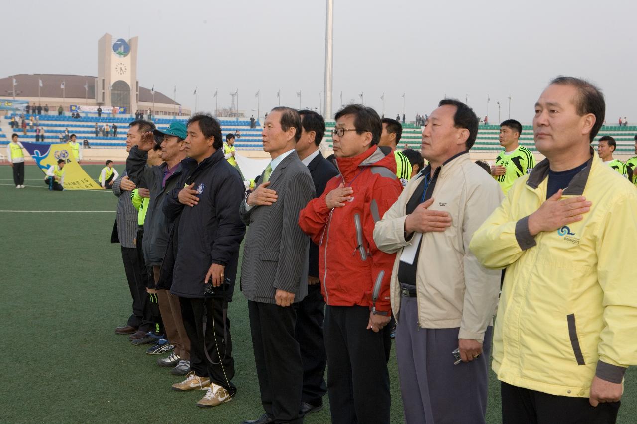 국기에 대한 경례를 하고있는 시장님과 관련인사들과 축구선수들1