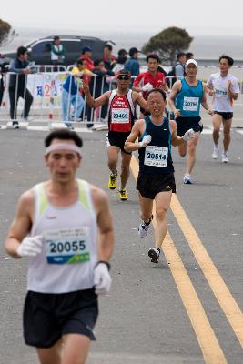 여유있게 달리는 참가자와 뒤에서 있는 힘을 다해 달려오고 있는 참가자