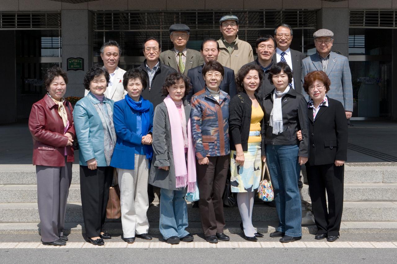 기념사진을 찍고 있는 시장님과 관련인사들