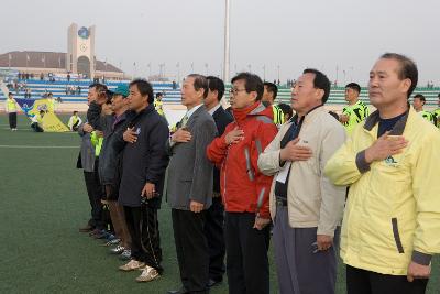 국기에 대한 경례를 하고있는 시장님과 관련인사들과 축구선수들1