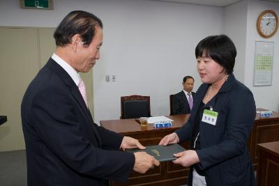 문해교육사 위촉 및 발대식에서 임원에게 표창장을 수여하고 계시는 시장님1