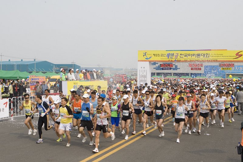 마라톤대회에 참가해 달리고 있는 참가자들1