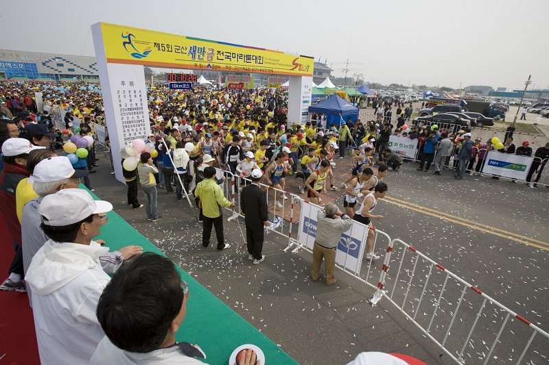 사람들이 지켜보는 가운데 달리기 시작하는 참가자들1