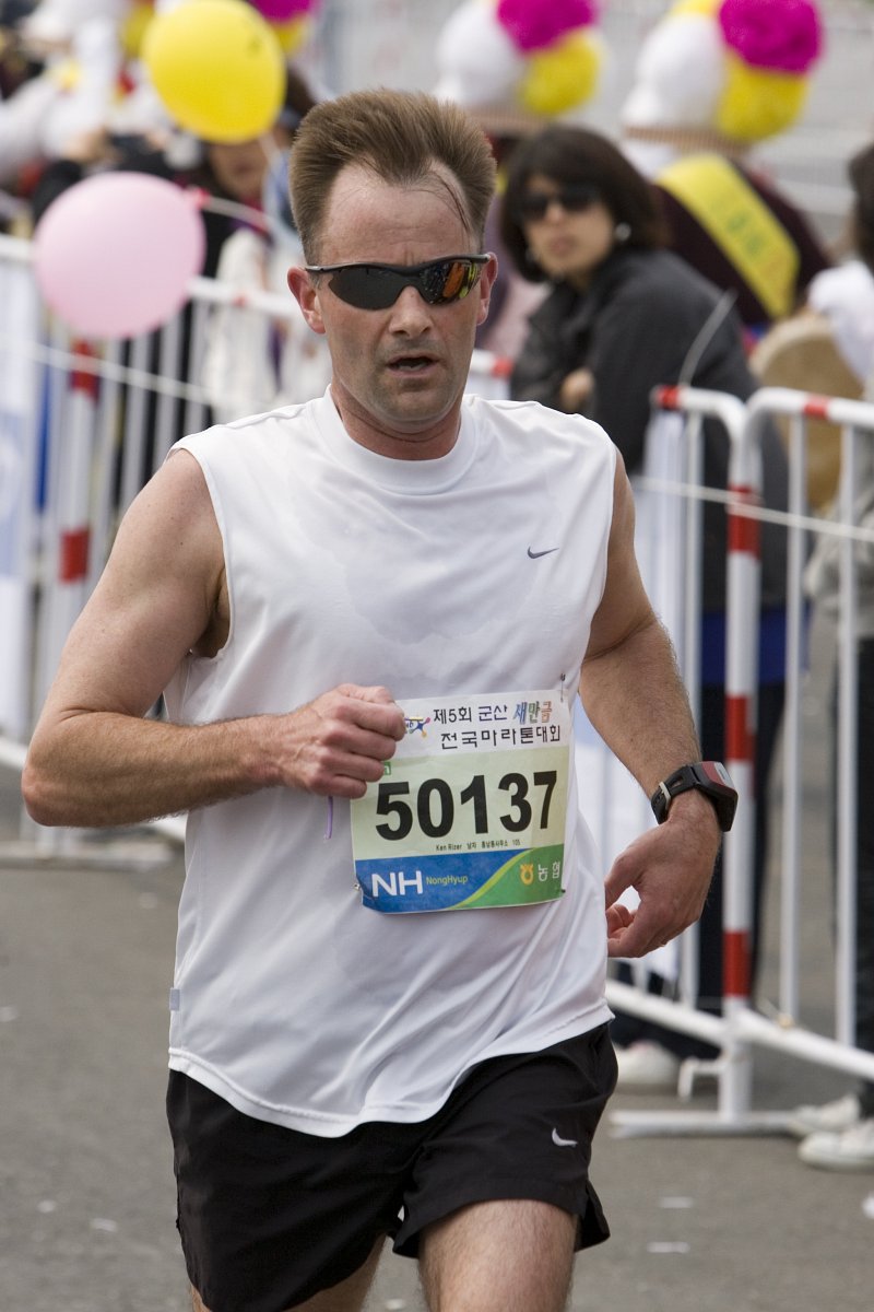 선글라스를 쓰고 열심히 달리고 있는 참가자
