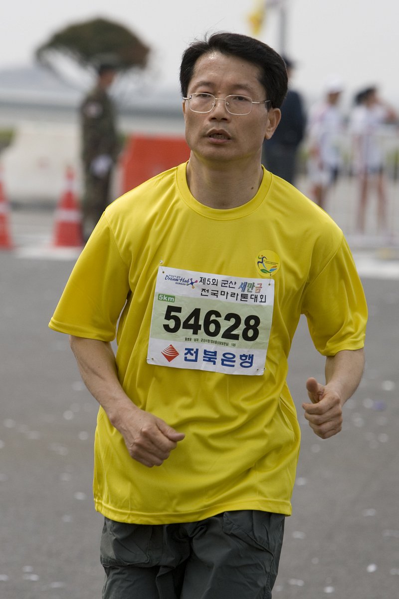 지친 몸을 이끌고 달리고 있는 참가자