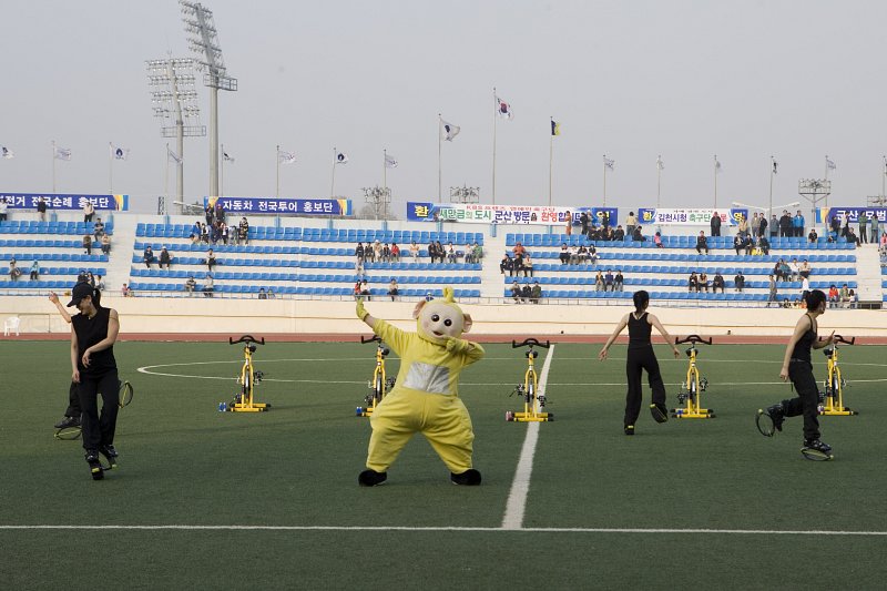 군산-김천 친선축구경기를 맞아 공연단들과 춤추고 있는 텔레토비 나나