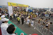 사람들이 지켜보는 가운데 달리기 시작하는 참가자들2사진(00014)