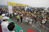 사람들이 지켜보는 가운데 달리기 시작하는 참가자들3사진(00015)