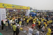 사람들이 지켜보는 가운데 달리기 시작하는 참가자들4사진(00016)