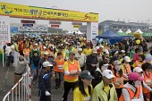 사람들이 지켜보는 가운데 달리기 시작하는 참가자들5사진(00017)