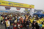 사람들이 지켜보는 가운데 달리기 시작하는 참가자들7사진(00019)