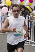 선글라스를 쓰고 열심히 달리고 있는 참가자사진(00003)