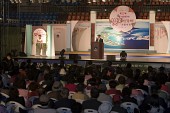 벚꽃아가씨선발대회에서 인사말을 하고 있는 관련인사와 자리에 앉아 듣고 있는 사람들사진(00006)