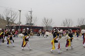 군산역 앞에서 풍물놀이 공연을 하고 있는 공연단사진(00012)