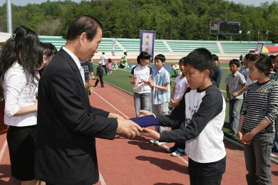 어린이들에게 상장을 수여하고 계시는 시장님13