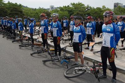 자전거 전국투어 홍보단이 출정식에서 자전거를 옆에 누이고 뒷짐을 지고 서있는 모습1