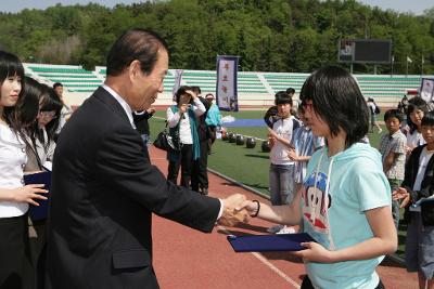 어린이들에게 상장을 수여하고 계시는 시장님7