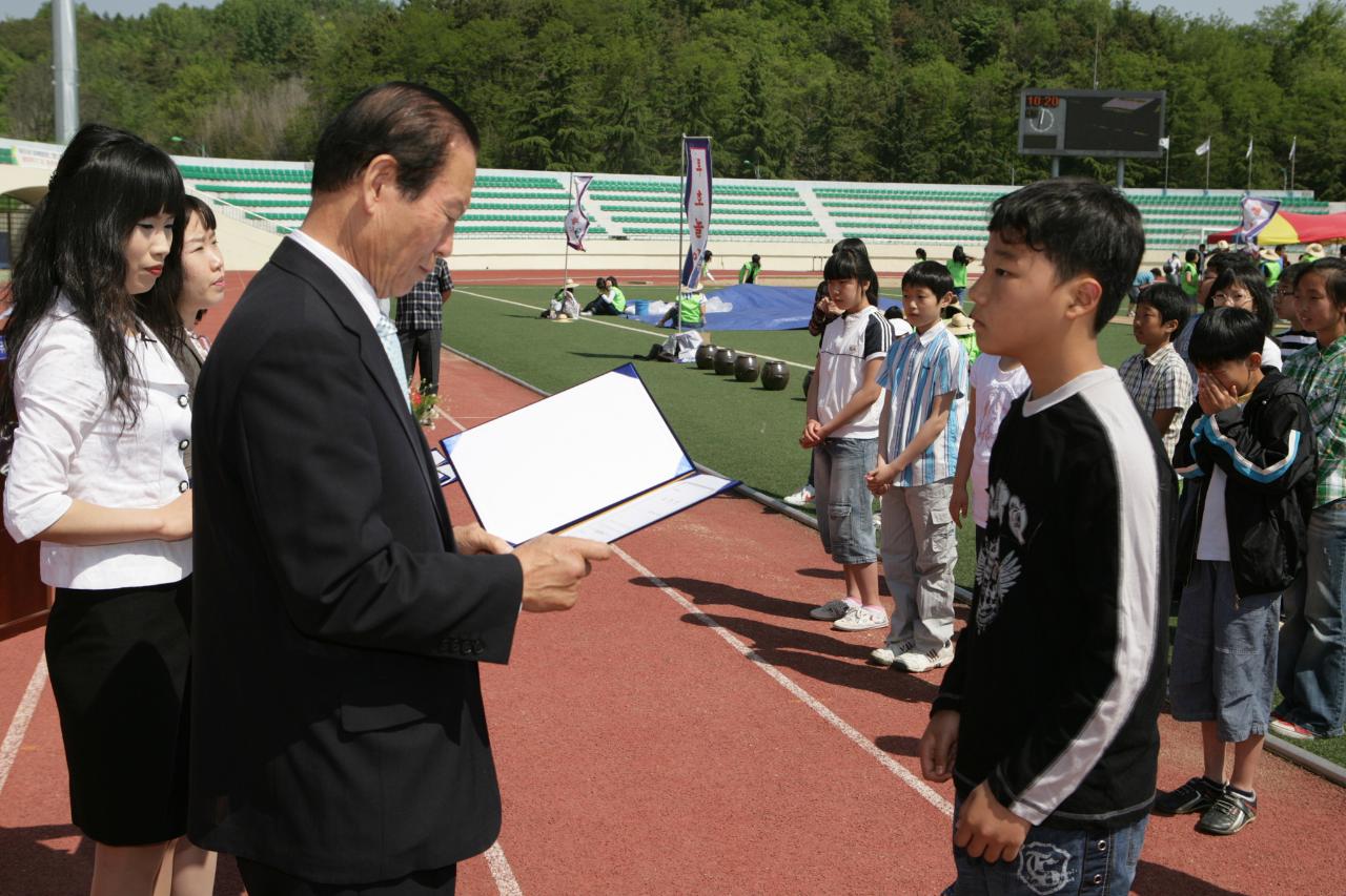 어린이들에게 상장을 수여하고 계시는 시장님11