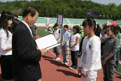 어린이들에게 상장을 수여하고 계시는 시장님4