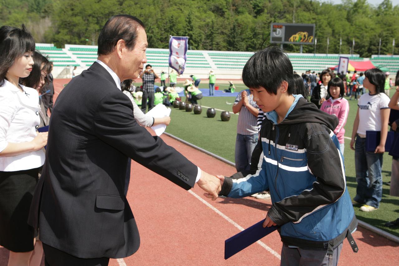 어린이들에게 상장을 수여하고 계시는 시장님1