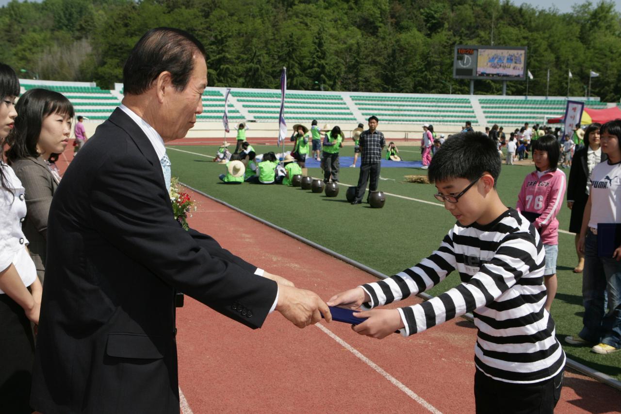 어린이들에게 상장을 수여하고 계시는 시장님6