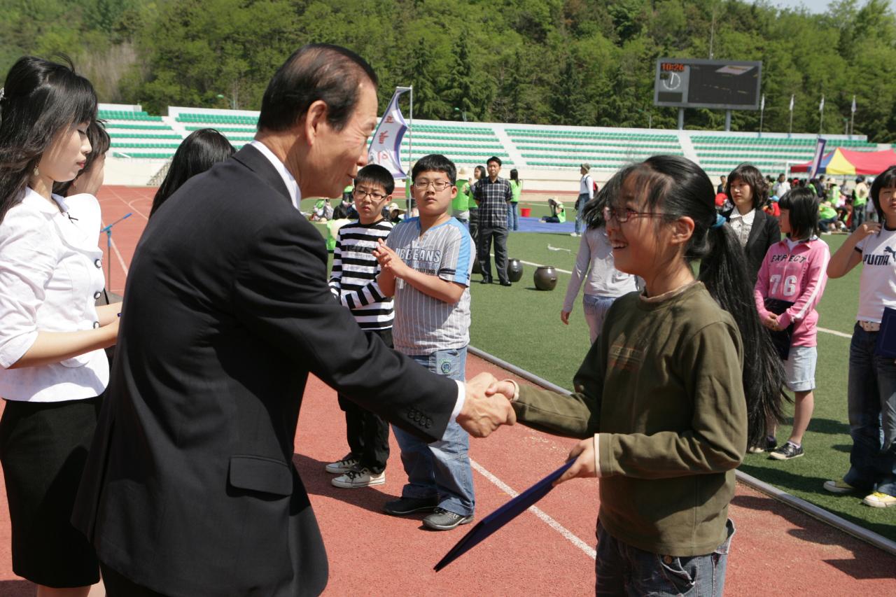 어린이들에게 상장을 수여하고 계시는 시장님3