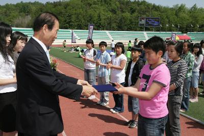 어린이들에게 상장을 수여하고 계시는 시장님1