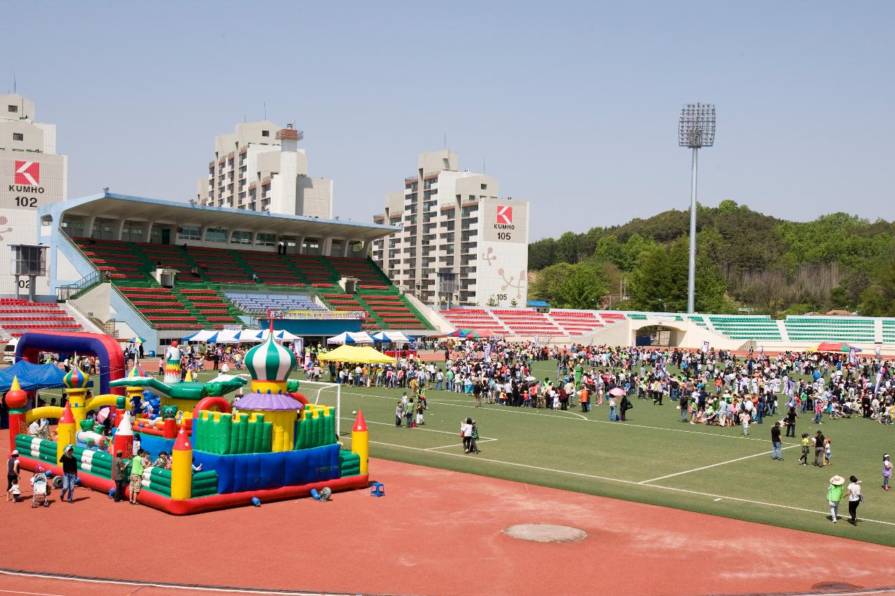 어린이날 기념식에 모여 행사를 즐기고 있는 사람들의 모습2